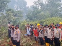 Momen Khidmat Pengibaran Merah Putih di Tengah Asap Karhutla Pelalawan