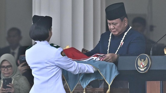 Presiden Prabowo Subianto (kanan) menyerahkan duplikat Bendera Pusaka Merah Putih kepada anggota Pasukan Pengibar Bendera Pusaka (Paskibraka) Celina Olivia Apriani Theo (kiri) pada Upacara Peringatan Detik-Detik Proklamasi Kemerdekaan Ke-81 Republik Indonesia di Istana Merdeka, Jakarta, Senin (17/8/2026). HUT Kemerdekaan Ke-81 RI tersebut mengangkat tema Indonesia Berdaulat, Adil dan Makmur. ANTARA FOTO/Bayu Pratama S/app/wsj.