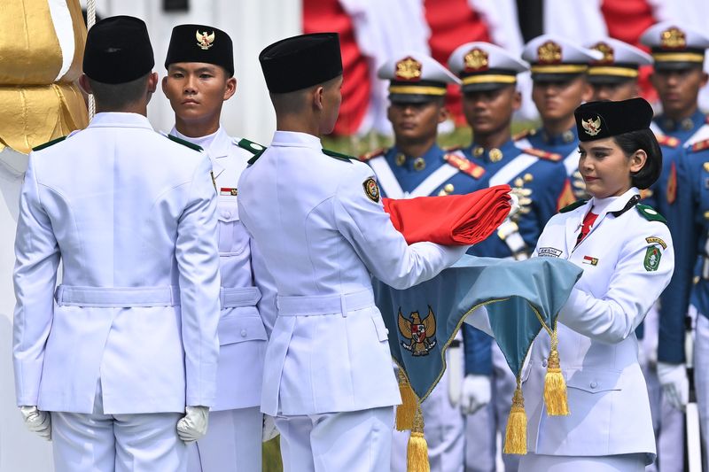 Momen Khidmat Upacara 17 Agustus di Istana Merdeka Presiden Prabowo Subianto (kanan) menyerahkan duplikat Bendera Pusaka Merah Putih kepada anggota Pasukan Pengibar Bendera Pusaka (Paskibraka) Celina Olivia Apriani Theo (kiri) pada Upacara Peringatan Detik-Detik Proklamasi Kemerdekaan Ke-81 Republik Indonesia di Istana Merdeka, Jakarta, Senin (17/8/2026). HUT Kemerdekaan Ke-81 RI tersebut mengangkat tema Indonesia Berdaulat, Adil dan Makmur. ANTARA FOTO/Bayu Pratama S/app/wsj.