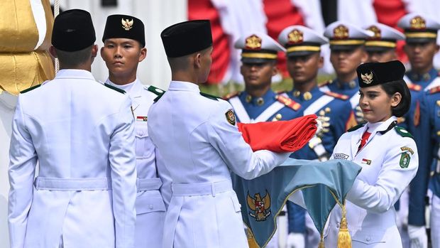 Presiden Prabowo Subianto (kanan) menyerahkan salinan Bendera Pusaka Merah Putih kepada personil Pasukan Pengibar Bendera Pusaka (Paskibraka) Celina Olivia Apriani Theo (kiri) pada Upacara Peringatan Detik-Detik Proklamasi Kemerdekaan Ke-81 Republik Indonesia di Istana Merdeka, Jakarta, Senin (17/8/2026). HUT Kemerdekaan Ke-81 RI tersebut mengangkat tema Indonesia Berdaulat, Adil dan Makmur. ANTARA FOTO/Bayu Pratama S/app/wsj.