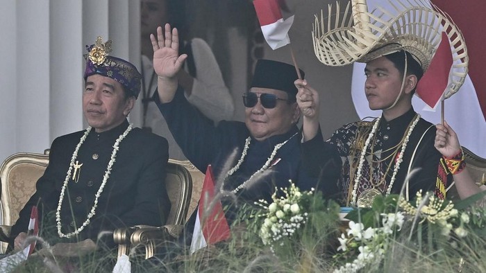 Presiden Prabowo Subianto (kanan) menyerahkan duplikat Bendera Pusaka Merah Putih kepada anggota Pasukan Pengibar Bendera Pusaka (Paskibraka) Celina Olivia Apriani Theo (kiri) pada Upacara Peringatan Detik-Detik Proklamasi Kemerdekaan Ke-81 Republik Indonesia di Istana Merdeka, Jakarta, Senin (17/8/2026). HUT Kemerdekaan Ke-81 RI tersebut mengangkat tema Indonesia Berdaulat, Adil dan Makmur. ANTARA FOTO/Bayu Pratama S/app/wsj.
