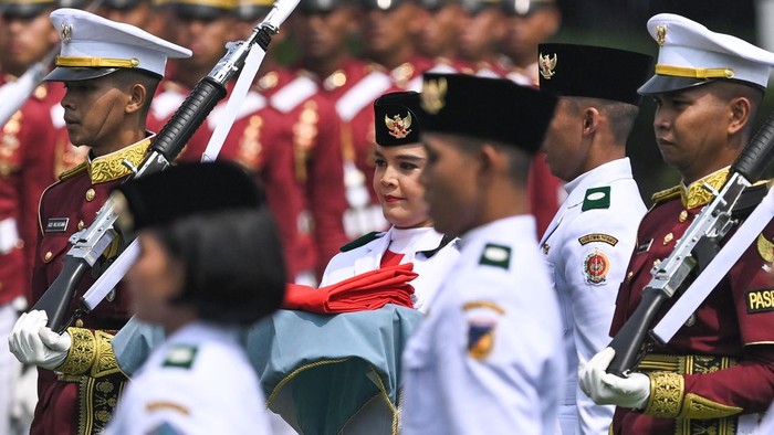 Presiden Prabowo Subianto (kanan) menyerahkan duplikat Bendera Pusaka Merah Putih kepada anggota Pasukan Pengibar Bendera Pusaka (Paskibraka) Celina Olivia Apriani Theo (kiri) pada Upacara Peringatan Detik-Detik Proklamasi Kemerdekaan Ke-81 Republik Indonesia di Istana Merdeka, Jakarta, Senin (17/8/2026). HUT Kemerdekaan Ke-81 RI tersebut mengangkat tema Indonesia Berdaulat, Adil dan Makmur. ANTARA FOTO/Bayu Pratama S/app/wsj.