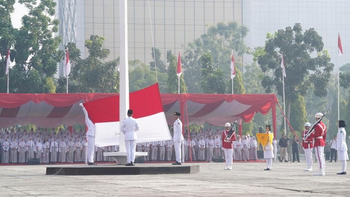 Momen pengibaran Merah Putih di Kantor Gubernur Riau, Kota Pekanbaru, Senin (17/8/2026). Upacara dipimpin oleh Plt Gubernur Riau SF Hariyanto dan dihadiri Kapolda Riau Irjen Pol Herry Heryawan, Panglima XIX/Tuanku Tambusai Mayjen TNI Agus Hadi Waluyo