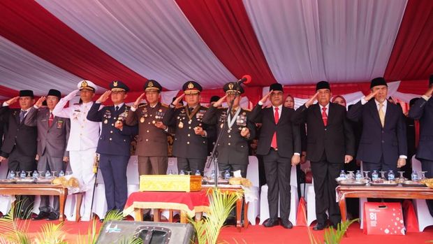 Momen pengibaran Merah Putih di Kantor Gubernur Riau, Kota Pekanbaru Momen pengibaran Merah Putih di Kantor Gubernur Riau, Kota Pekanbaru, Senin (17/8/2026). Upacara dipimpin oleh Plt Gubernur Riau SF Hariyanto dan dihadiri Kapolda Riau Irjen Pol Herry Heryawan, Panglima XIX/Tuanku Tambusai Mayjen TNI Agus Hadi Waluyo, dan seluruh jajaran Forkopimda Riau.