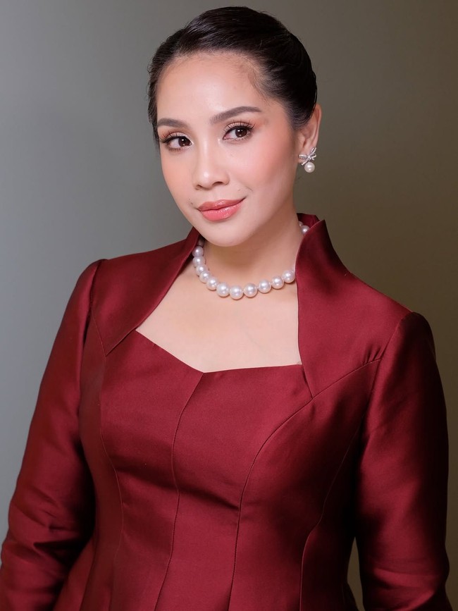 Sedangkan Nagita Slavina memilih tampil dengan kebaya simpel warna merah karya studioboh. Nagita memadukan kebayanya dengan kain batik dan aksesori serba mutiara, seperti kalung dan anting. Foto: YouTube Sekretariat Presiden