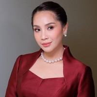 Sedangkan Nagita Slavina memilih tampil dengan kebaya simpel warna merah karya studioboh. Nagita memadukan kebayanya dengan kain batik dan aksesori serba mutiara, seperti kalung dan anting. Foto: YouTube Sekretariat Presiden
