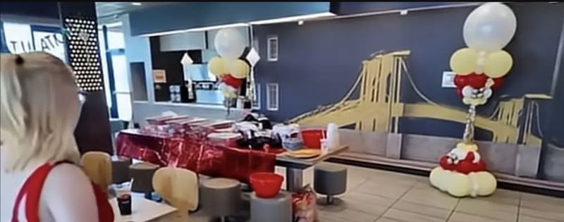 Nikah di Gerai McD Tempatnya Kerja, Wanita Ini Masih Layani Pelanggan!