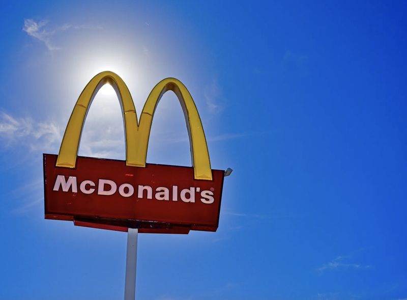 Nikah di Gerai McD Tempatnya Kerja, Wanita Ini Masih Layani Pelanggan!