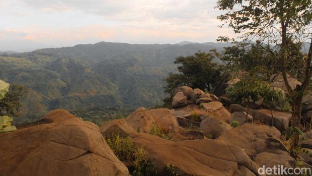 Objek wisata Gunung Karang, Majalengka.