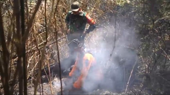 Operasi mitigasi karhutla susulan di kawasan Taman Nasional Bromo Tengger Semeru terus dilakukan bahkan di medan yang terjal.