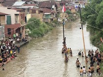 Warga Kampung Aur Ungkap Alasan Gelar Panjat Pinang di Sungai Deli saat HUT RI