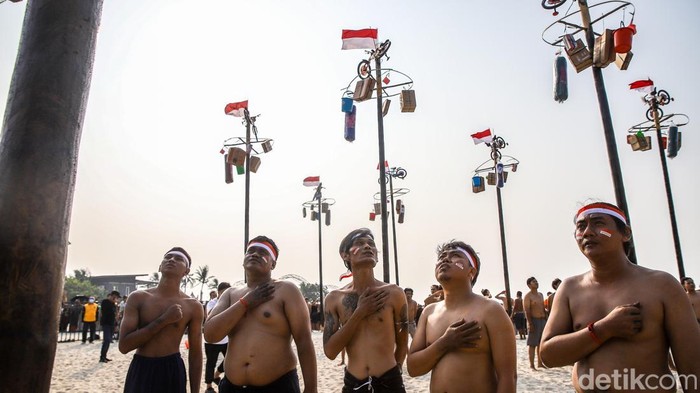 Ratusan peserta mengikuti panjat pinang kolosal di kawasan Ancol, Jakarta Utara, Senin (17/8/2026), dalam rangka memperingati Hari Ulang Tahun (HUT) ke-81 Republik Indonesia. Sebanyak 50 pohon pinang disiapkan dalam kegiatan yang melibatkan sekitar 300 peserta dari berbagai kalangan. Puluhan pohon pinang tersebut berdiri berjajar dan menjadi pusat perhatian pengunjung.