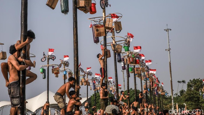 Ratusan peserta mengikuti panjat pinang kolosal di kawasan Ancol, Jakarta Utara, Senin (17/8/2026), dalam rangka memperingati Hari Ulang Tahun (HUT) ke-81 Republik Indonesia. Sebanyak 50 pohon pinang disiapkan dalam kegiatan yang melibatkan sekitar 300 peserta dari berbagai kalangan. Puluhan pohon pinang tersebut berdiri berjajar dan menjadi pusat perhatian pengunjung.