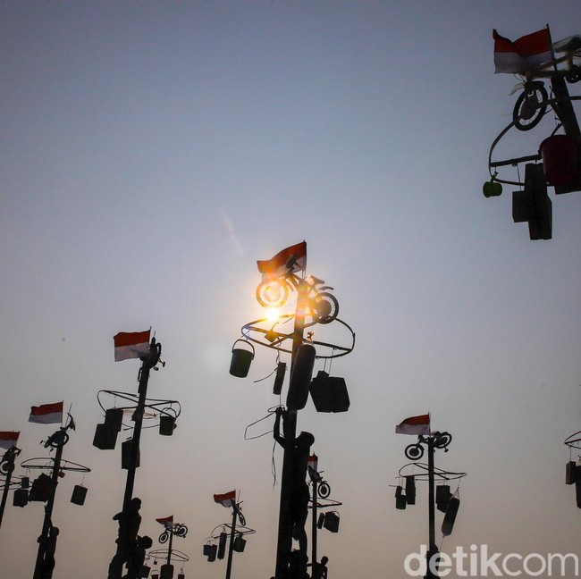 Kompak! 300 Peserta Adu Strategi Taklukkan Pohon Pinang