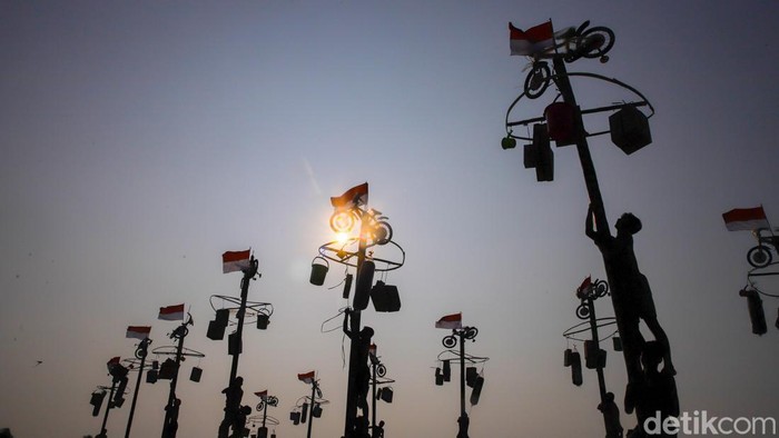 Ratusan peserta mengikuti panjat pinang kolosal di kawasan Ancol, Jakarta Utara, Senin (17/8/2026), dalam rangka memperingati Hari Ulang Tahun (HUT) ke-81 Republik Indonesia. Sebanyak 50 pohon pinang disiapkan dalam kegiatan yang melibatkan sekitar 300 peserta dari berbagai kalangan. Puluhan pohon pinang tersebut berdiri berjajar dan menjadi pusat perhatian pengunjung.