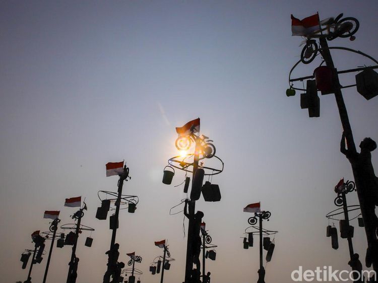 Kompak! 300 Peserta Adu Strategi Taklukkan Pohon Pinang