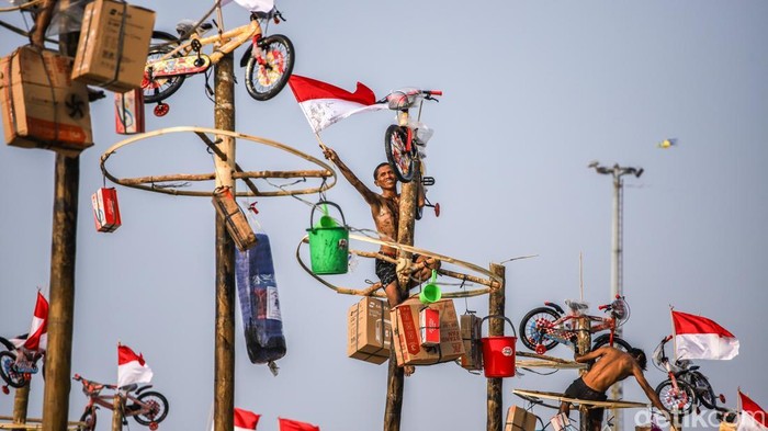 Ratusan peserta mengikuti panjat pinang kolosal di kawasan Ancol, Jakarta Utara, Senin (17/8/2026), dalam rangka memperingati Hari Ulang Tahun (HUT) ke-81 Republik Indonesia. Sebanyak 50 pohon pinang disiapkan dalam kegiatan yang melibatkan sekitar 300 peserta dari berbagai kalangan. Puluhan pohon pinang tersebut berdiri berjajar dan menjadi pusat perhatian pengunjung.