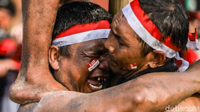 Ratusan peserta mengikuti panjat pinang kolosal di kawasan Ancol, Jakarta Utara, Senin (17/8/2026), dalam rangka memperingati Hari Ulang Tahun (HUT) ke-81 Republik Indonesia. Sebanyak 50 pohon pinang disiapkan dalam kegiatan yang melibatkan sekitar 300 peserta dari berbagai kalangan. Puluhan pohon pinang tersebut berdiri berjajar dan menjadi pusat perhatian pengunjung.