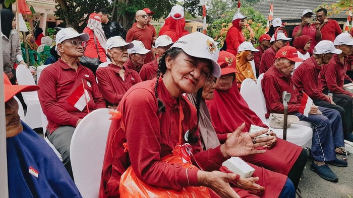 Para lansia ikut merayakan HUT ke-81 RI