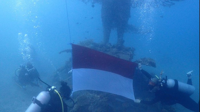 PB POSSI melakukan upacara bendera di bawah air Pemuteran Bay, Desa Pemuteran, Kecamatan Gerokgak, Buleleng, Bali, Minggu (16/8)