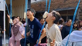 Meriahkan HUT RI, Pelajar Jepang Ikut Lomba Makan Kerupuk di Serang