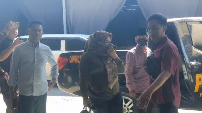MR, wanita di Sampang yang dikeroyok dan dilumuri kemaluannya dengan bubuk cabai gegara dituding jadi pelakor saat laporan ke polres setempat