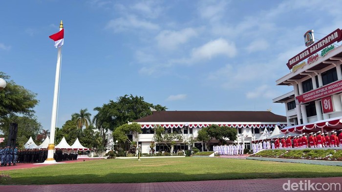 Pelaksanaan upacara HUT ke-81 Kemerdekaan Republik Indonesia di Balai Kota Balikpapan, Kalimantan Timur.