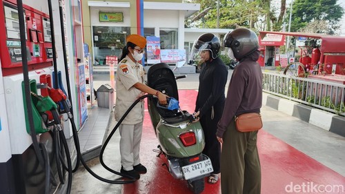 Pelanggan mendapat Pertamax gratis jika hafal teks Proklamasi di salah satu SPBU di Jembrana, Bali, Senin (17/8/2026).