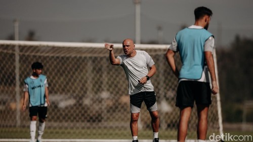 Pelatih Bali United, Johnny Jansen memberikan instruksi jelang melawan Persib Bandung dalam laga pamungkas Dewata Challenge 2026 di Stadion Kapten I Wayan Dipta.