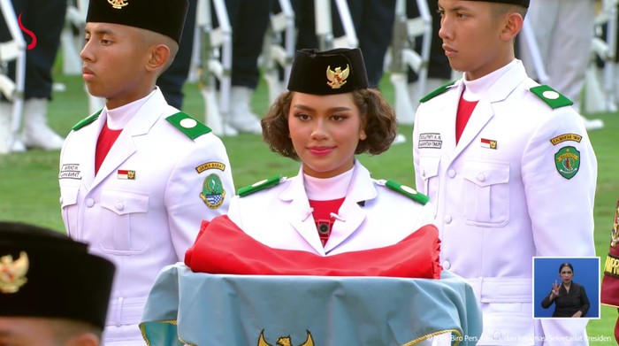 Pembawa baki upacara penurunan bendera HUT ke-81 RI di Istana Merdeka Jakarta