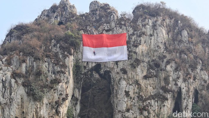 Pembentangan bendera merah putih raksasa di Tebing Hawu kawasan Karst Citatah