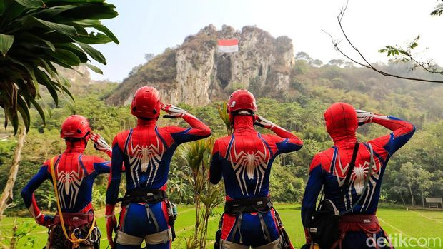 Pembentangan bendera merah putih raksasa di Tebing Hawu kawasan Karst Citatah