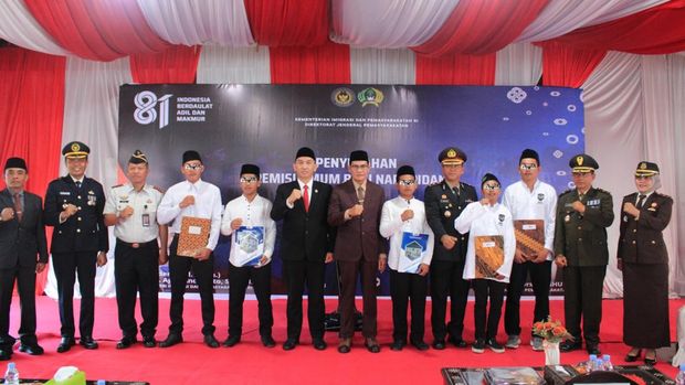 Pemberian Surat Keputusan (SK) Remisi Umum 17 Agustus Tahun 2026 kepada para napi setelah upacara di Rutan Kelas IIB Praya, Lombok Tengah. Foto: (Humas Rutan kelas IIB Praya) Pemberian Surat Keputusan (SK) Remisi Umum 17 Agustus Tahun 2026 kepada para napi setelah upacara di Rutan Kelas IIB Praya, Lombok Tengah. Foto: (Humas Rutan kelas IIB Praya)