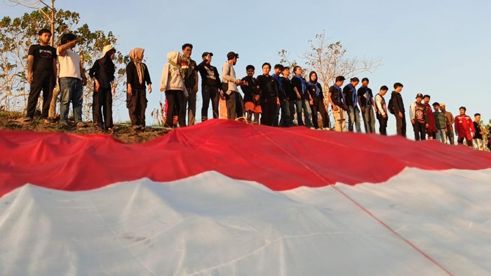 Pemuda di Pinrang kibarkan bendera 100 meter di Gunung Palateang.