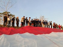 Bendera Merah Putih Sepanjang 100 Meter Berkibar di Gunung Palateang Pinrang