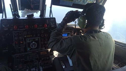 Pesawat CASSA NC212-200 milik TNI Angkatan Laut (AL) dikerahkan untuk mencari empat korban KMP Putri Yasmin yang hilang, Senin (17/8/2026).