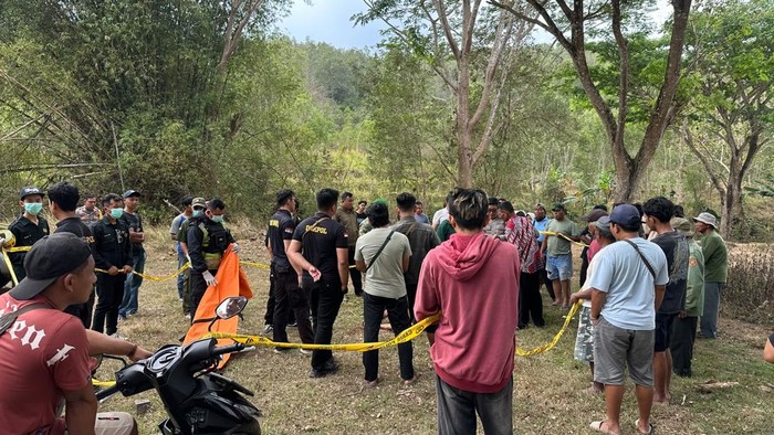 TKP penemuan mayat pria di  di lapangan Dodiklatpur, Kemuning, Bunder, Patuk, Gunungkidul, Senin (17/8/2026).
