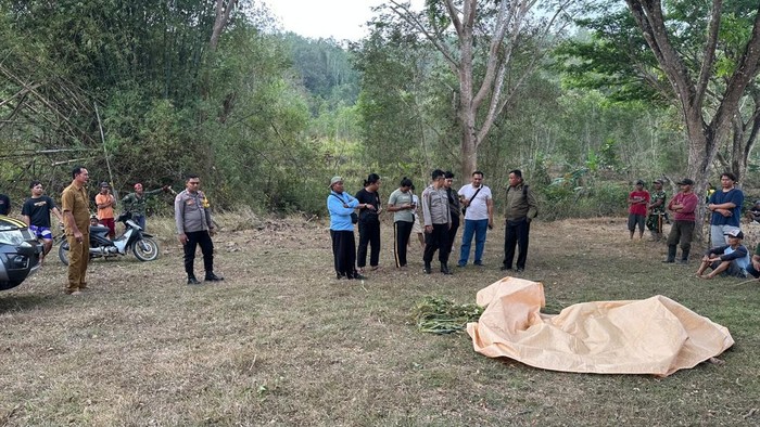 TKP penemuan mayat pria di  di lapangan Dodiklatpur, Kemuning, Bunder, Patuk, Gunungkidul, Senin (17/8/2026).