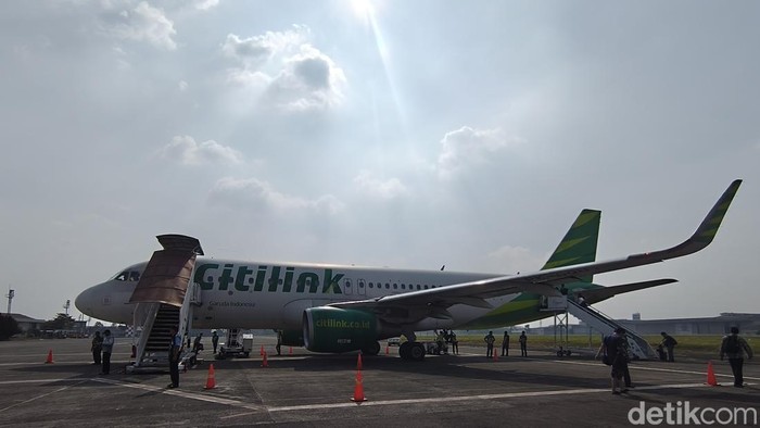 Penerbangan perdana maskapai Citilink dari Bandung menuju Surabaya