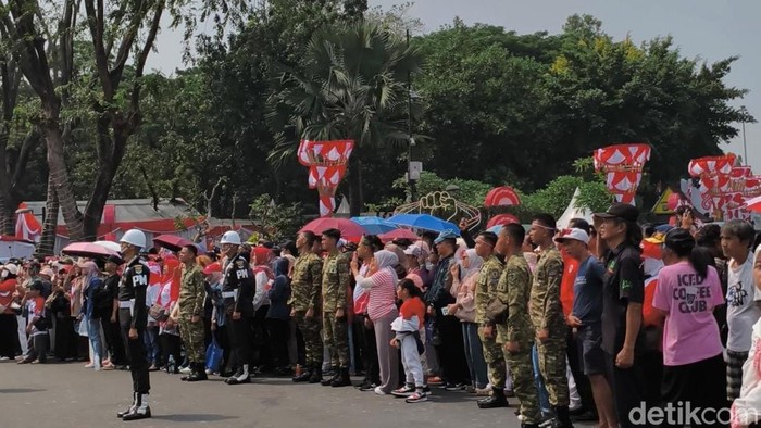 Pengibaran bendera Merah Putih dalam upacara HUT ke-81 RI berlangsung di Istana Jakarta. Masyarakat di depan Istana terlihat sikap sempurna dan kompak hormat. (Kurniawan/detikcom).