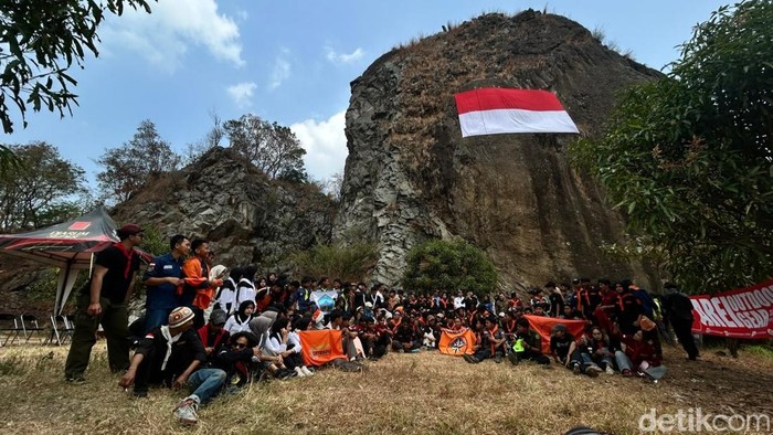 Pengibaran bendera merah putih di Gunung Tilu Majalengka