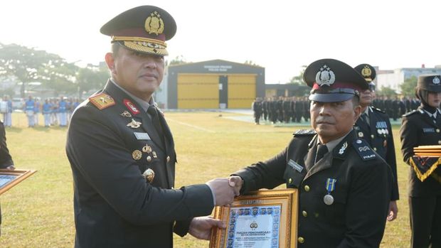 Pengibaran bendera Merah Putih di Mapolda Riau dalam memperingati HUT ke-81 RI Pengibaran bendera Merah Putih di Mapolda Riau dalam memperingati HUT ke-81 RI, Senin (17/8/2026). Di momen tersebut, Polda Riau juga memberikan penghargaan kepada Tim Ekspedisi Merah Putih Presisi.