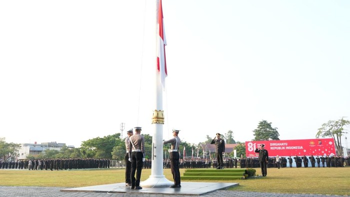 Pengibaran bendera Merah Putih di Mapolda Riau dalam memperingati HUT ke-81 RI, Senin (17/8/2026). Di momen tersebut, Polda Riau juga memberikan penghargaan kepada Tim Ekspedisi Merah Putih Presisi.