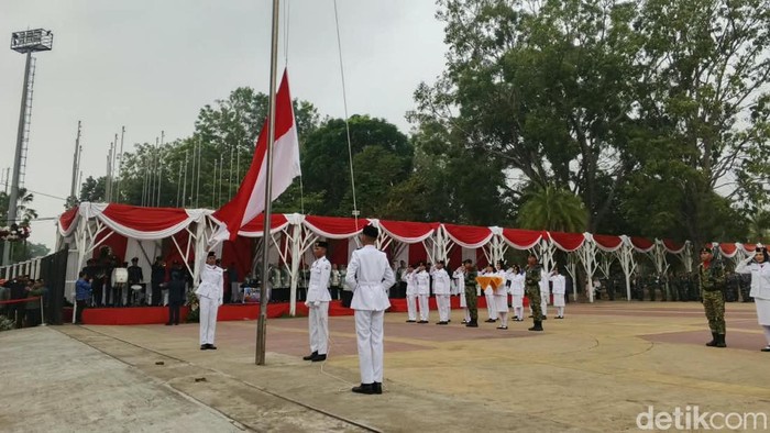 Pengibaran Bendera Merah Putih di Palembang