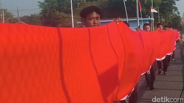 Pengibaran bendera raksasa Lamongan Puluhan pemuda membentangkan bendera Merah Putih sepanjang 180 meter di atas Bendung Gerak Babat, Kecamatan Laren, Lamongan, saat peringatan HUT ke-81 Kemerdekaan RI, Senin (17/8/2026). Aksi tersebut menjadi simbol kecintaan warga terhadap Indonesia.