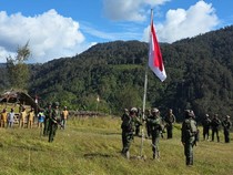 Peringati HUT RI, TNI Kibarkan Merah Putih di Kaki Gunung Cartenz