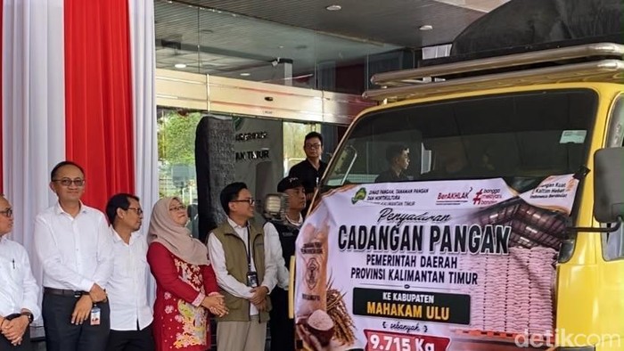 Pengiriman cadangan pangan gratis untuk masyarakat Mahulu yang dilanda kekeringan
