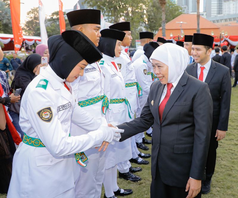 Khofifah Iringi Tugas 76 Paskibraka Jatim dengan Doa dan Pesan NKRI