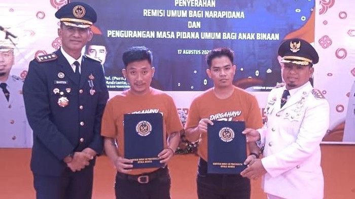 Penyerahan remisi kepada napi Lapas Parepare.
