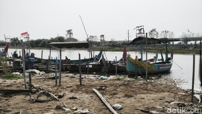 Perahu nelayan Tambakrejo, Semarang Utara, Kota Semarang, yang bersandar di pinggir sungai Banjir Kanal Timur (BKT), Senin (17/8/2026).